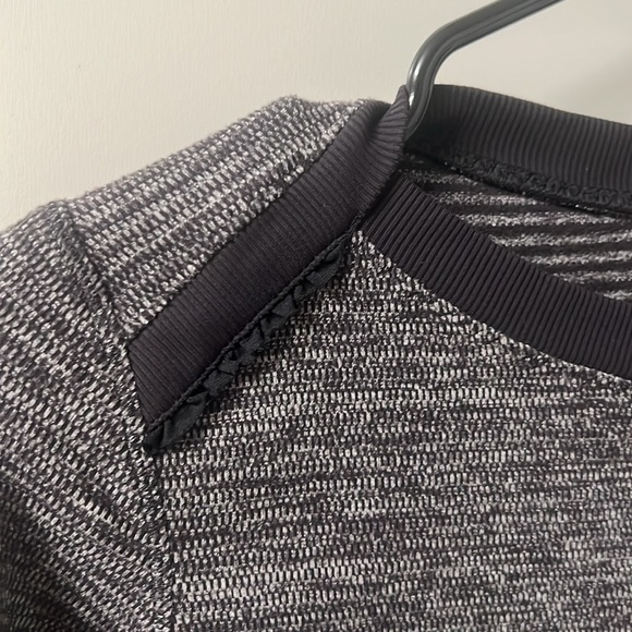 Lululemon Base Runner Long Sleeve- Heathered Black/ Black - Women’s Small - Picture 10 of 13